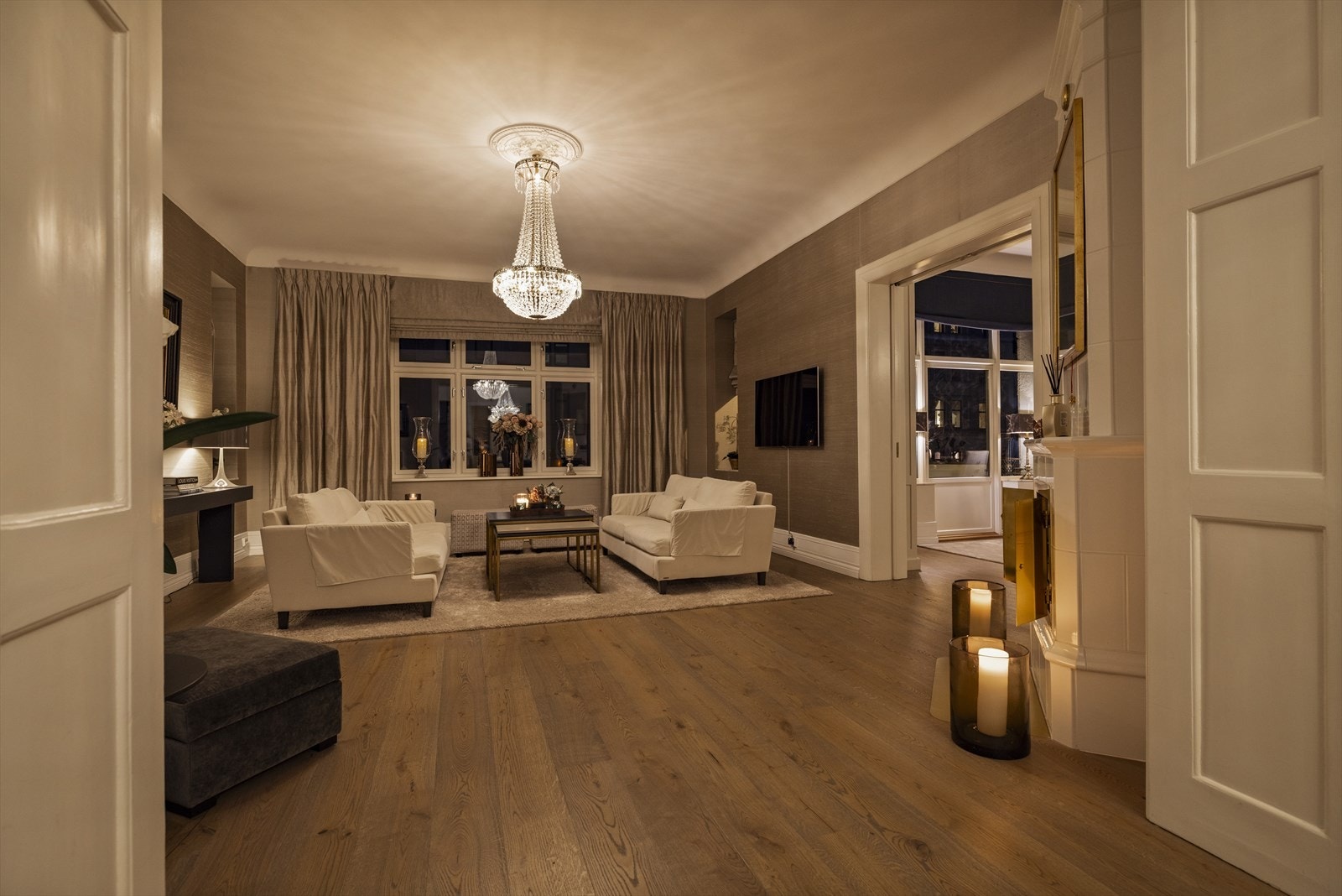 Et rom for samtaler, stillhet og selskapelighet - iscenesatt av gjennomtenkt belysning og teksturelle kvaliteter. Galleribilde