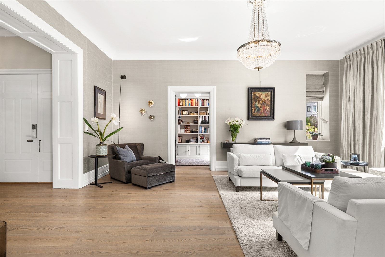 Over tre meter takhøyde, originale detaljer og utsøkte materialvalg gir rommet en nærmest salongaktig atmosfære. Galleribilde