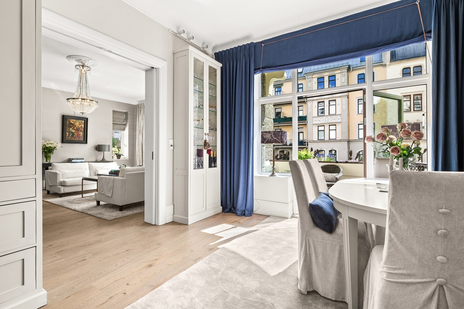 Herfra er det utgang til en solrik balkong, som gjør dette til et lyst og innbydende område Galleribilde