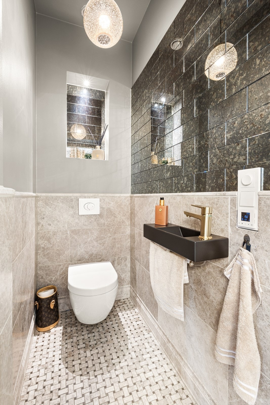 Eget toalettrom med vakre detaljer, innredet med vegghengt toalett og stilren servant. Et gjennomført og praktisk tilskudd til boligen som kombinerer funksjonalitet med estetisk uttrykk. Galleribilde