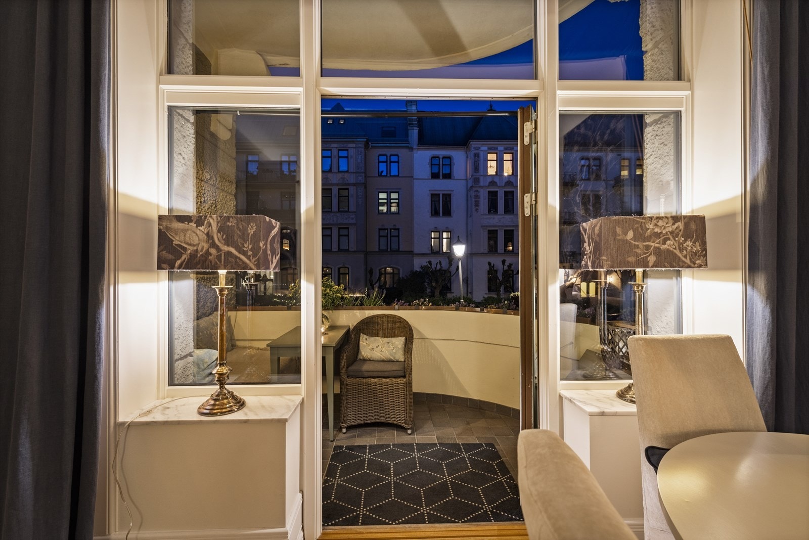 Når solen går ned bak byens hustak, blir balkongen et stemningsfullt sted for et glass vin i godt selskap. Galleribilde