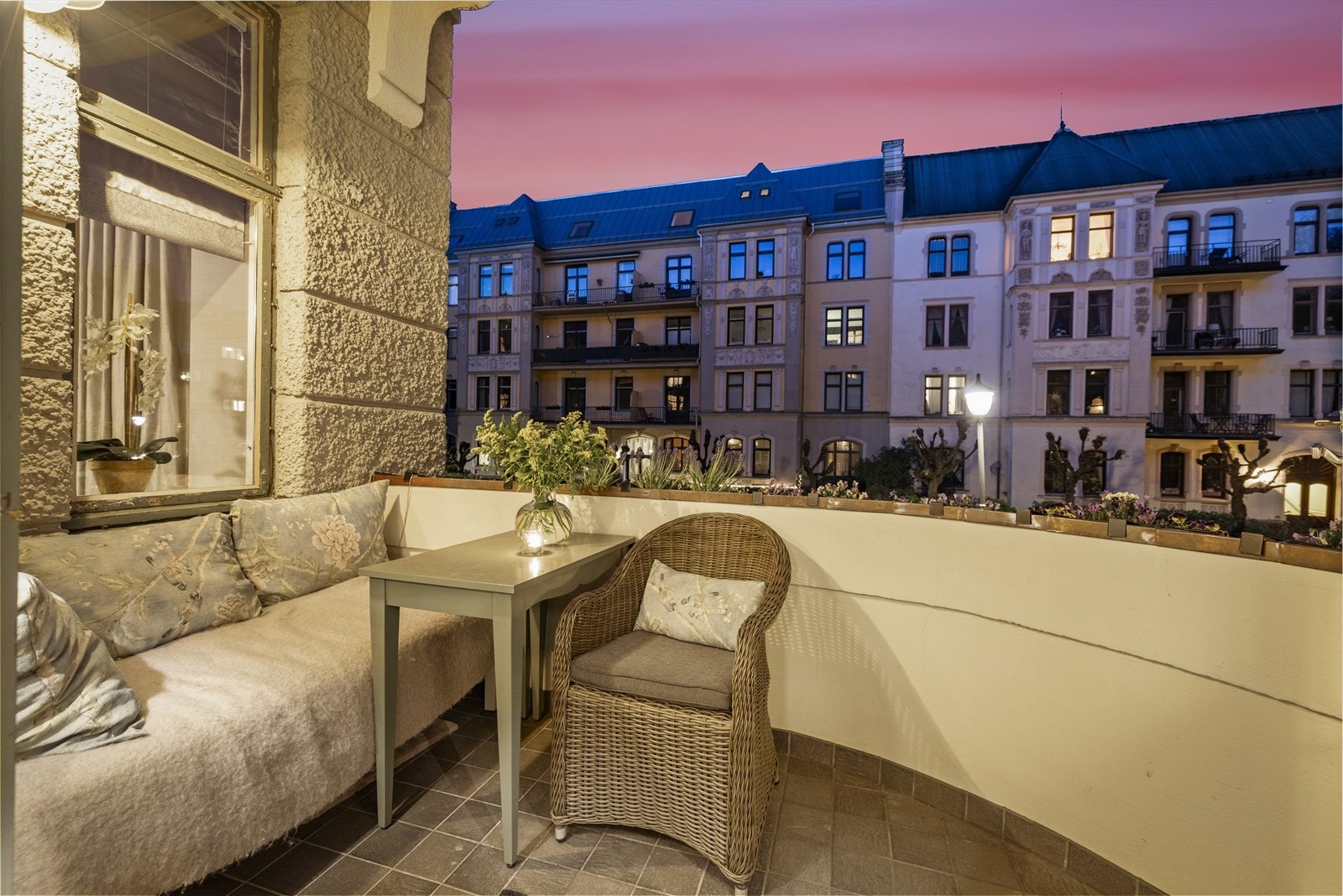 Balkongen byr på kvalitetstid under åpen himmel - et sjeldent privilegium i en bolig som dette. Galleribilde