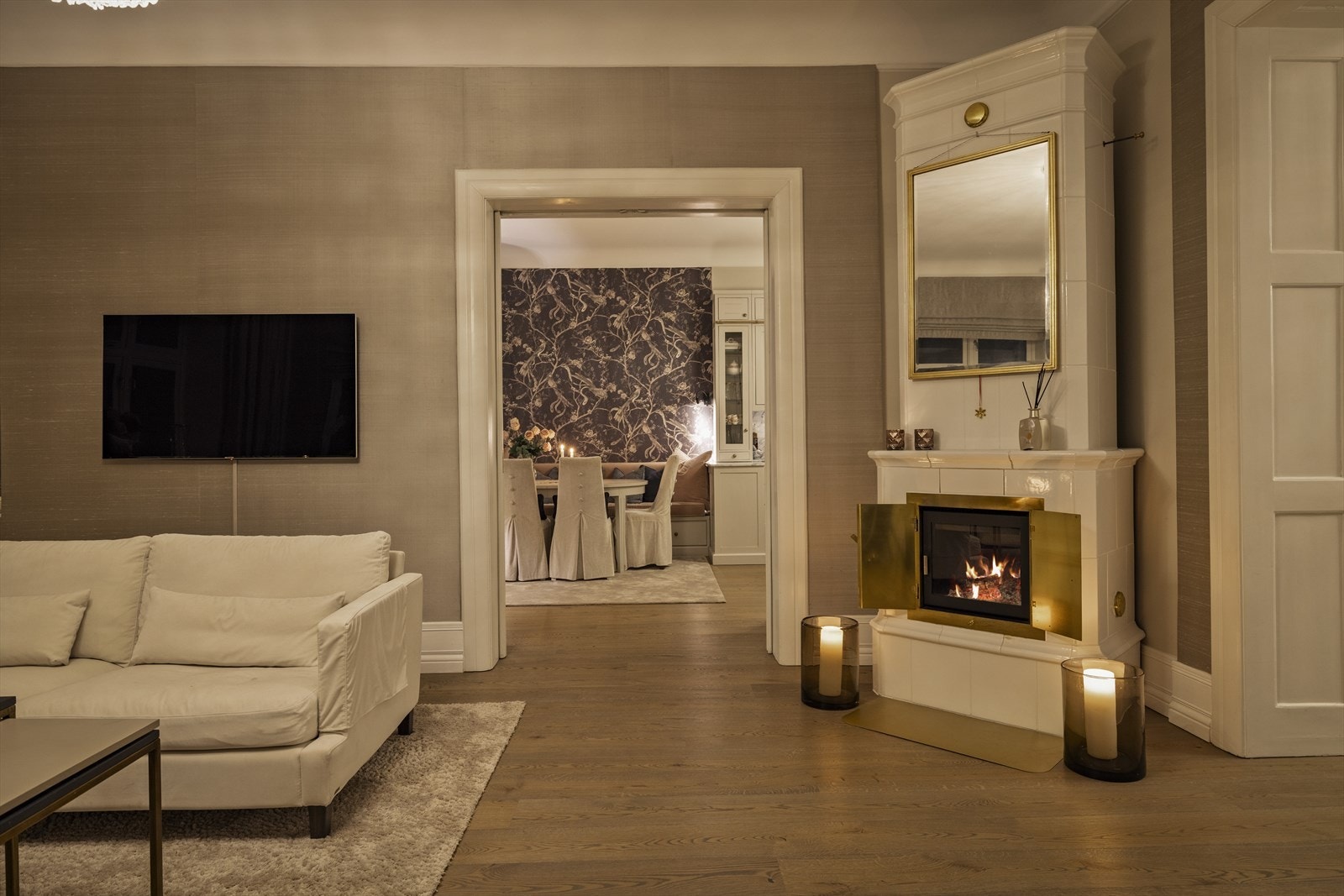 Når kvelden faller på, forvandles stuen til et stemningsfullt tilfluktsrom - dempet, varmt og eksklusivt. Galleribilde