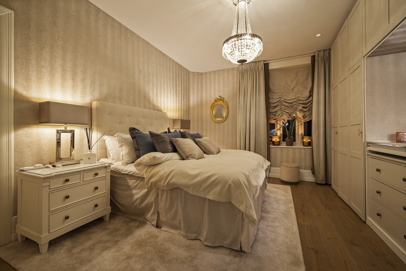 Kveldsstemningen forsterkes av den dekorative taklampen og de lune tekstilene - en privat oase for hvile og velvære. Galleribilde