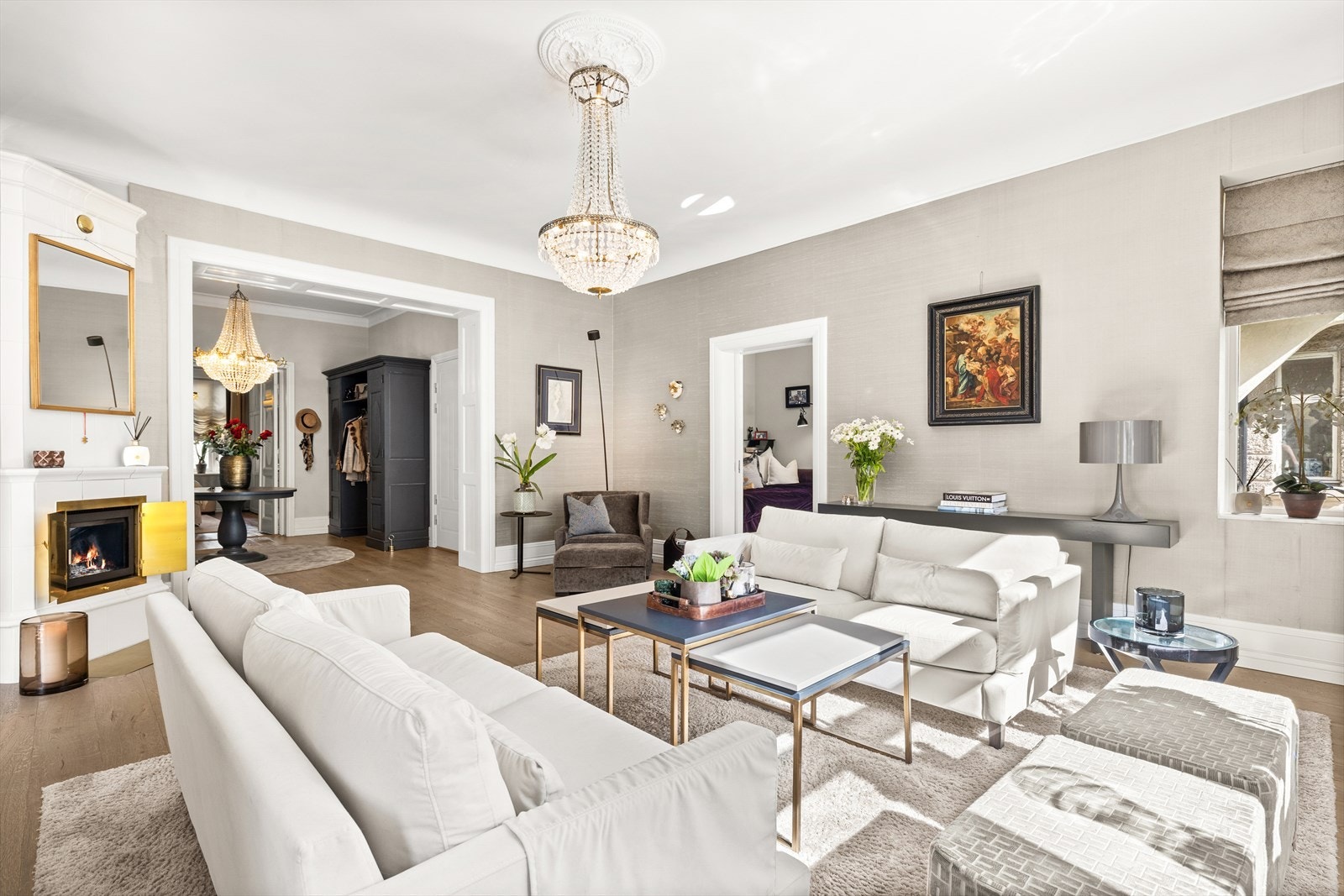 Detaljer som stukkatur, takrosett og silketapet vitner om en bolig med dyp respekt for estetisk arv. Galleribilde