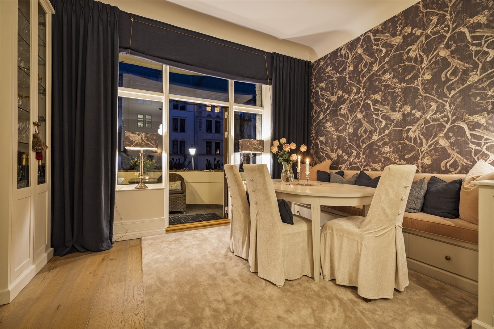 Når solen går ned, blir spisestuen en intim ramme for middager med stemning hvor balkongdørene kan stå åpne ut mot den varme kveldsluften. Galleribilde