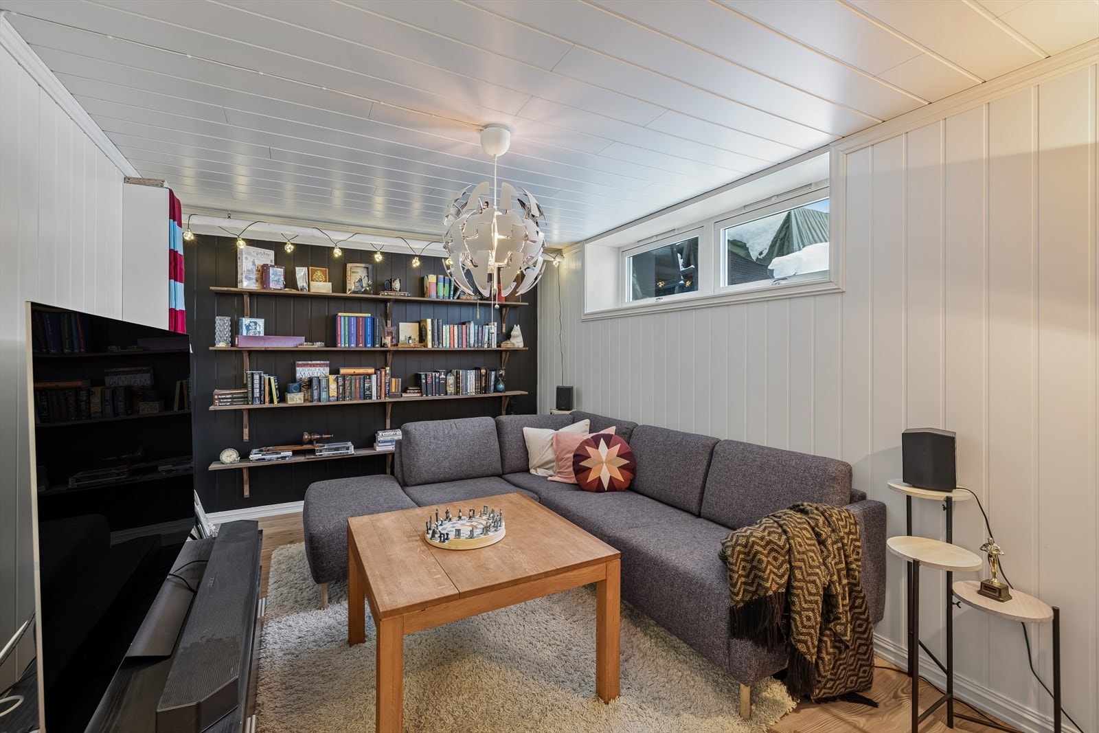 Ikke godkjent rom: Innredet kjellerstue, opprinnelig godkjent som tilleggsdel. Omgjøringen er søknadspliktig. Se punktet "Ferdigattest" i salgsoppgaven for nærmere informasjon. Galleribilde