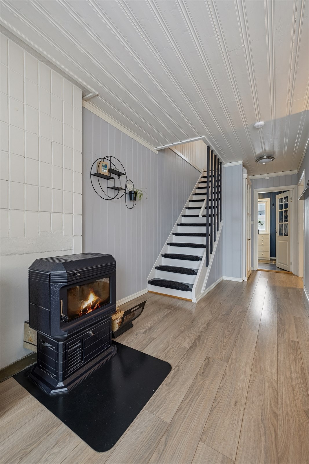 Stuen er utstyrt med en vedovn som gir både ekstra varme og god atmosfære på kalde dager. Galleribilde