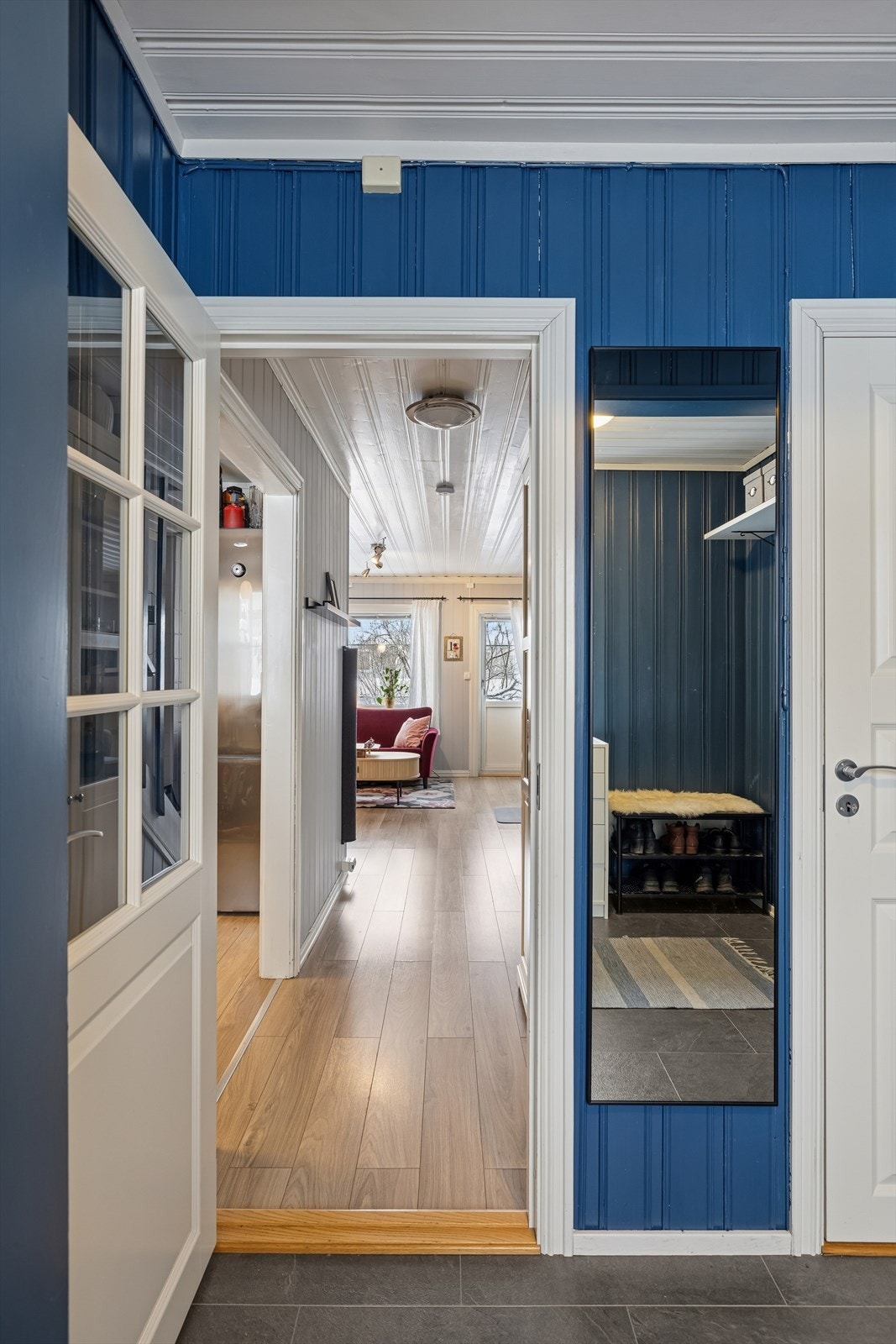 Hovedplanet består av entré, trapperom, stue og kjøkken. Galleribilde