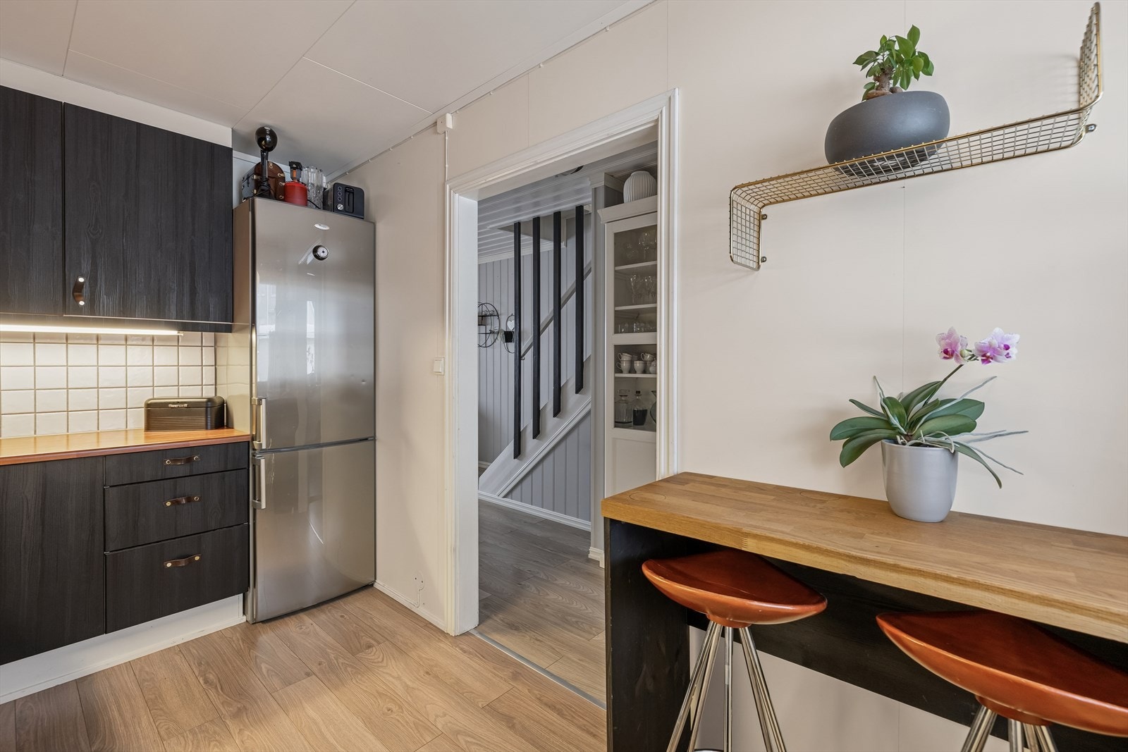 Separat kjøkken med rikelig skap- og skuffeplass, samt godt med benkeplass for matlaging. Galleribilde