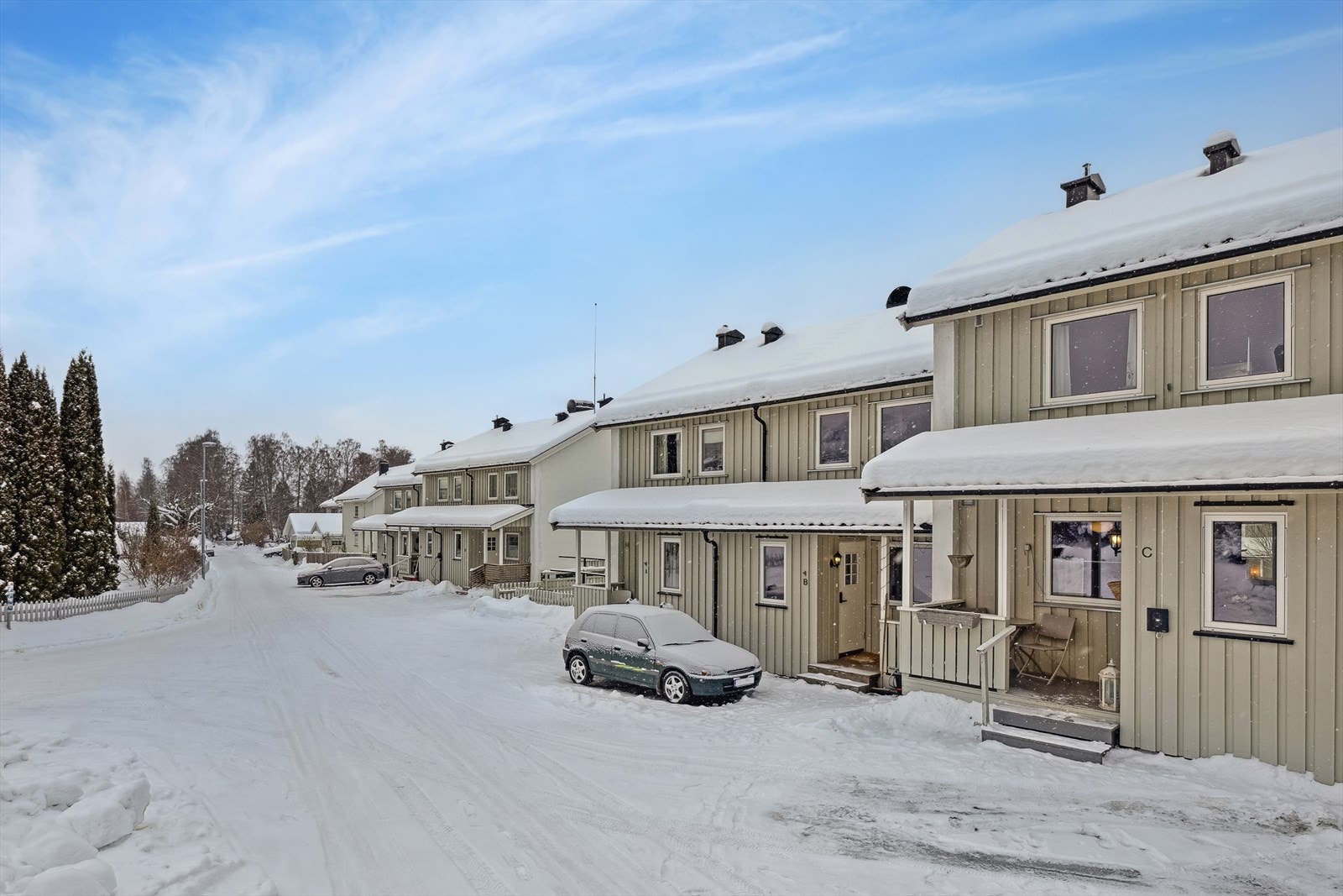 Sylling Borettslag består av 28 boliger, beliggende i et stille, rolig og barnevennlig boligområde, ca. 1 km nord for Lillehammer sentrum. Galleribilde