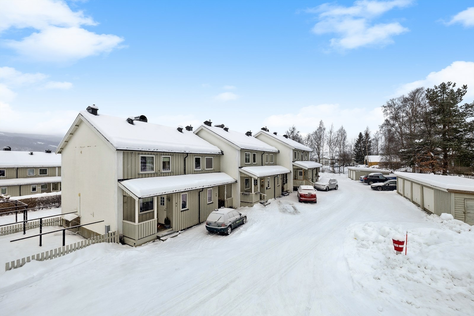 Hver andel disponerer én parkeringsplass foran egen bolig, i leilighetens bredde. Det er montert el-billader til denne boligen. Galleribilde