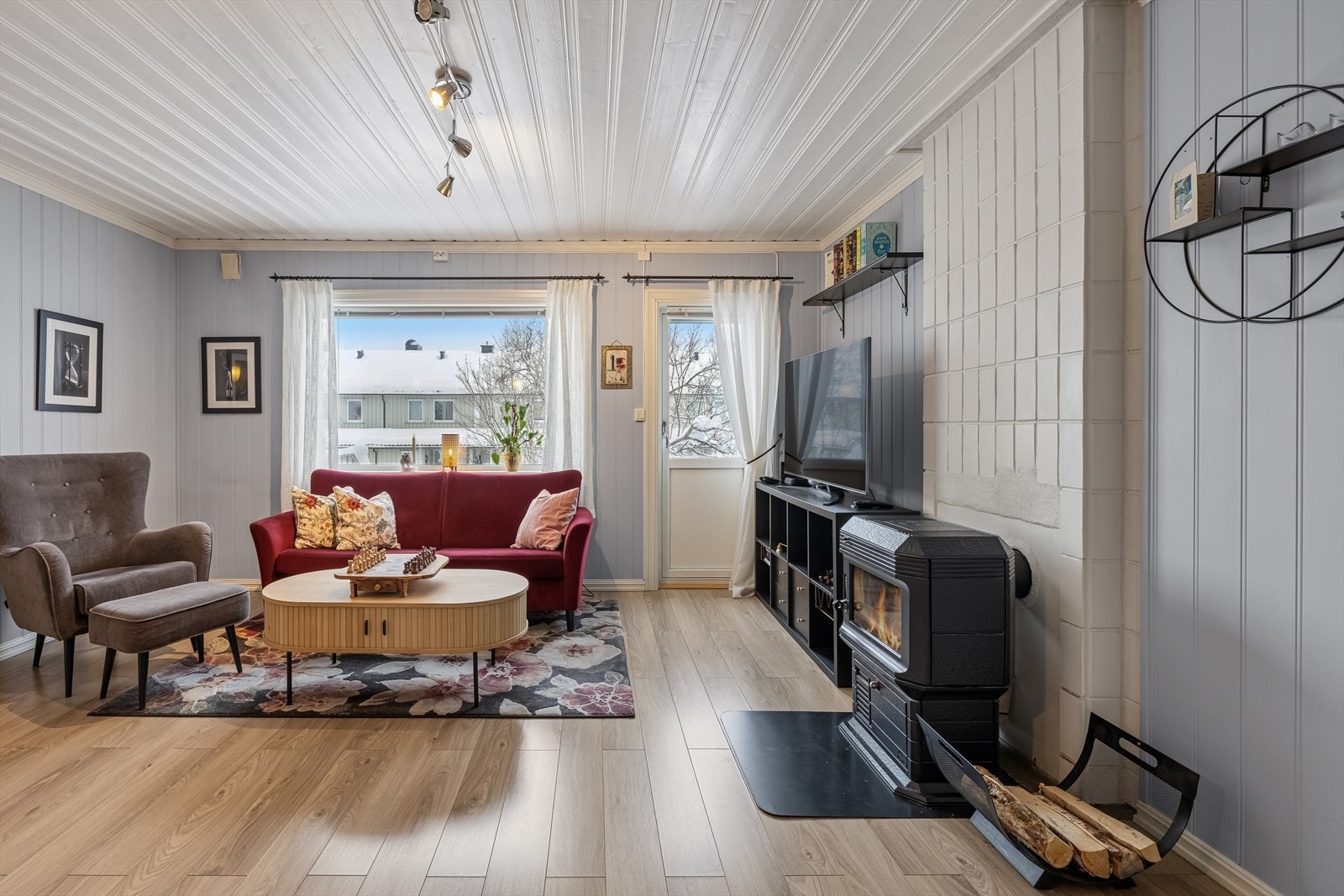 Store vindusflater gir godt lysinnslipp i stuen. Galleribilde