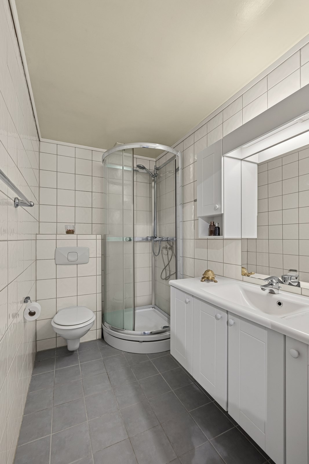 Flislagt baderom med gulvvarme og malte plater i himling. Galleribilde