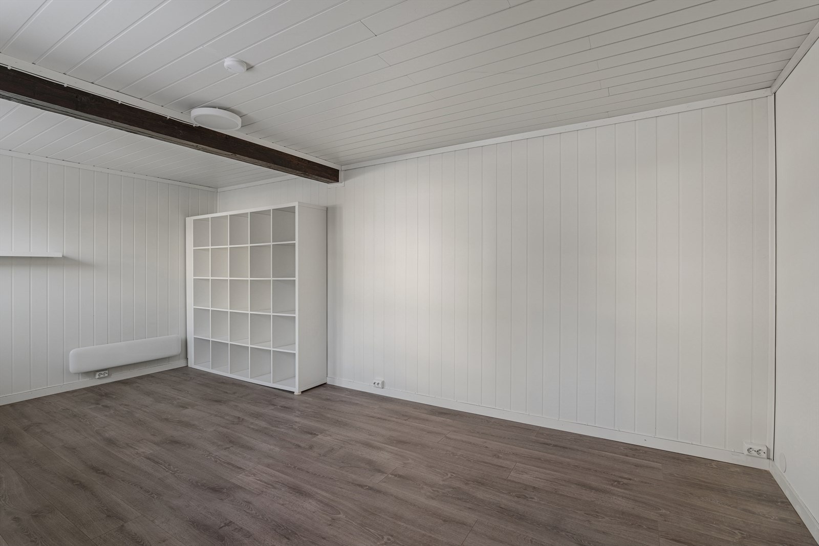 Hoveddelen inneholder tre soverom. Dette er det største av dem, med god plass. Galleribilde