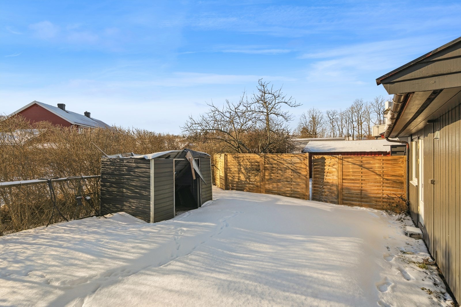 Boligen har to terrasser på til sammen 18 m², én til hver boenhet. Galleribilde