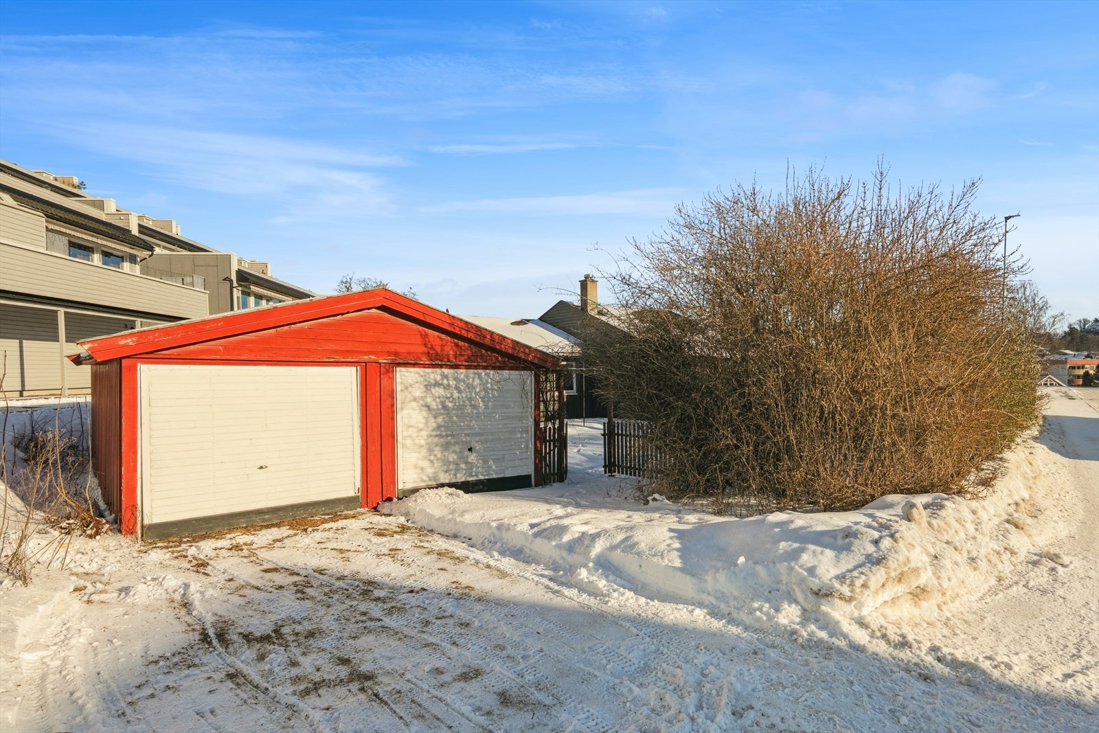 Til boligen hører en halvpart av en dobbelgarasje på 16 m² for parkering. Galleribilde