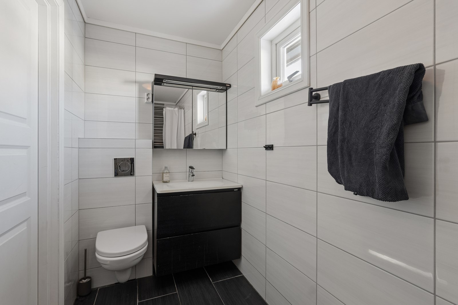 Badet i utleiedelen har fliser på gulv og vegger, samt varmekabler i gulvet. Galleribilde