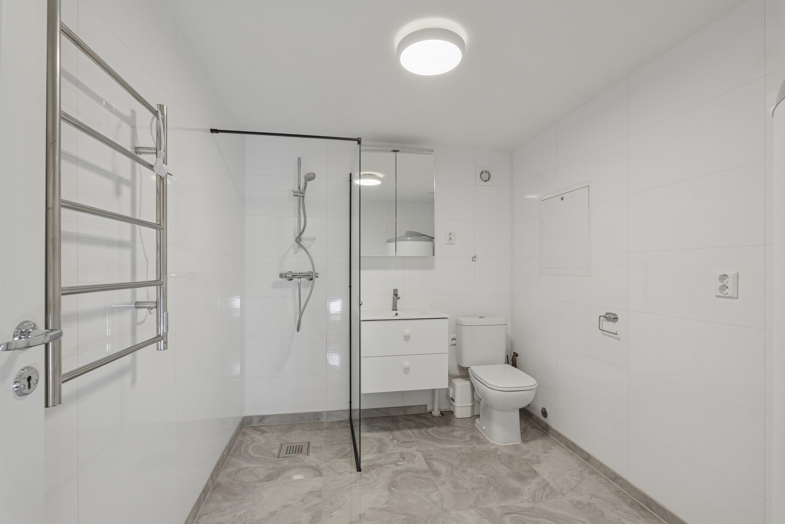 Badet i hoveddelen ble oppusset i 2025 og har flislagt gulv med varmekabler. Galleribilde