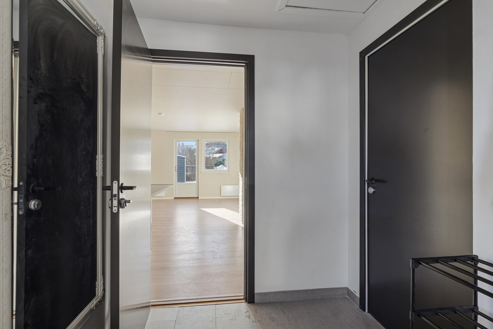 Boligen er en praktisk enebolig med alt på én flate, bygget i 1975 og vesentlig oppgradert. Galleribilde