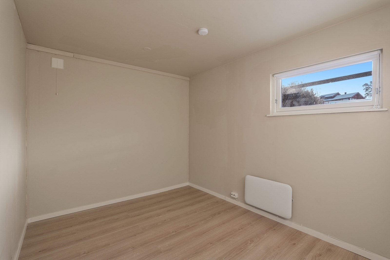 Soverom 3 - Kommunen opplyser at ved innstallering av møbel / stige under vinduet vil dette være godkjent som rømningsvindu, og rommet kan brukes som soverom (varig opphold). Se pkt ''ferdigattest'' i salgsoppgaven Galleribilde