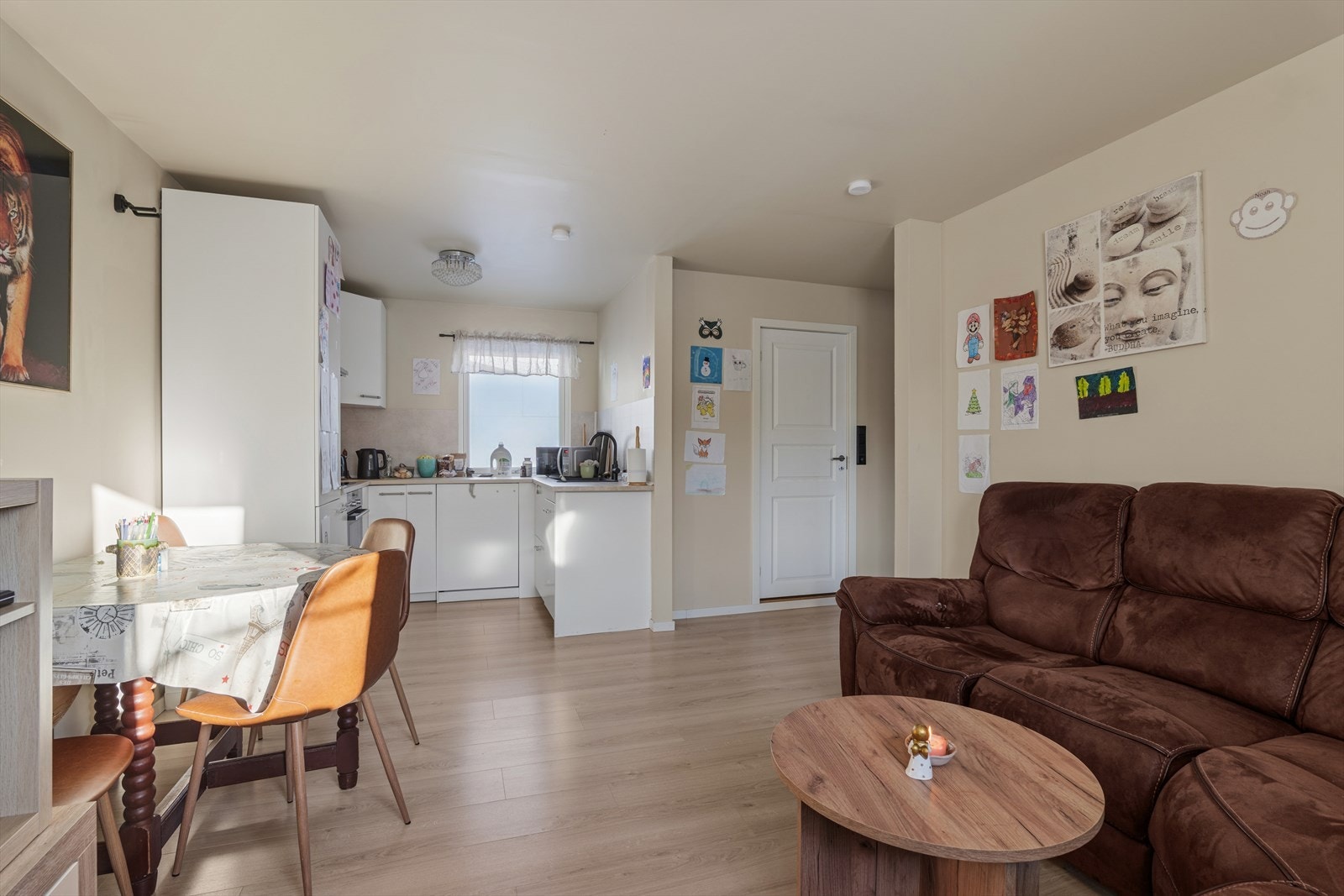 Kjøkkenet har glatte fronter, integrerte hvitevarer og en nedfelt sort komposittvask. Galleribilde