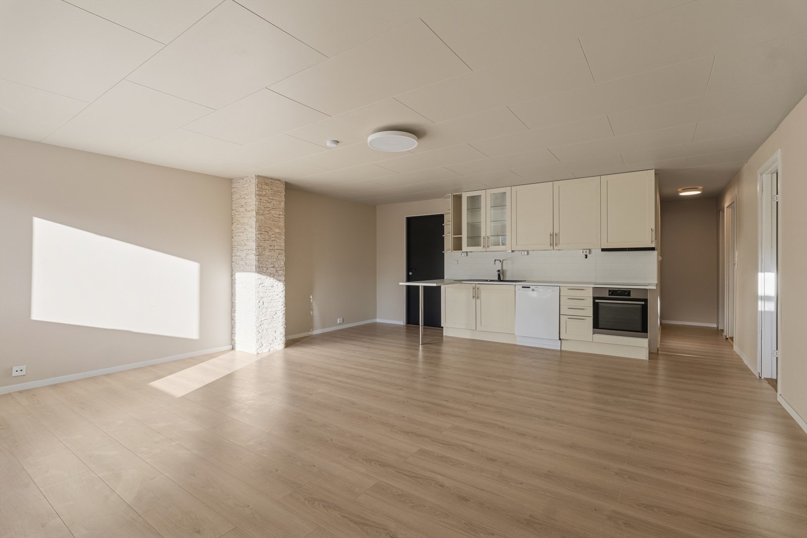 Kjøkkeninnredningen i hoveddelen har profilerte fronter og en slitesterk benkeplate i laminat. Galleribilde