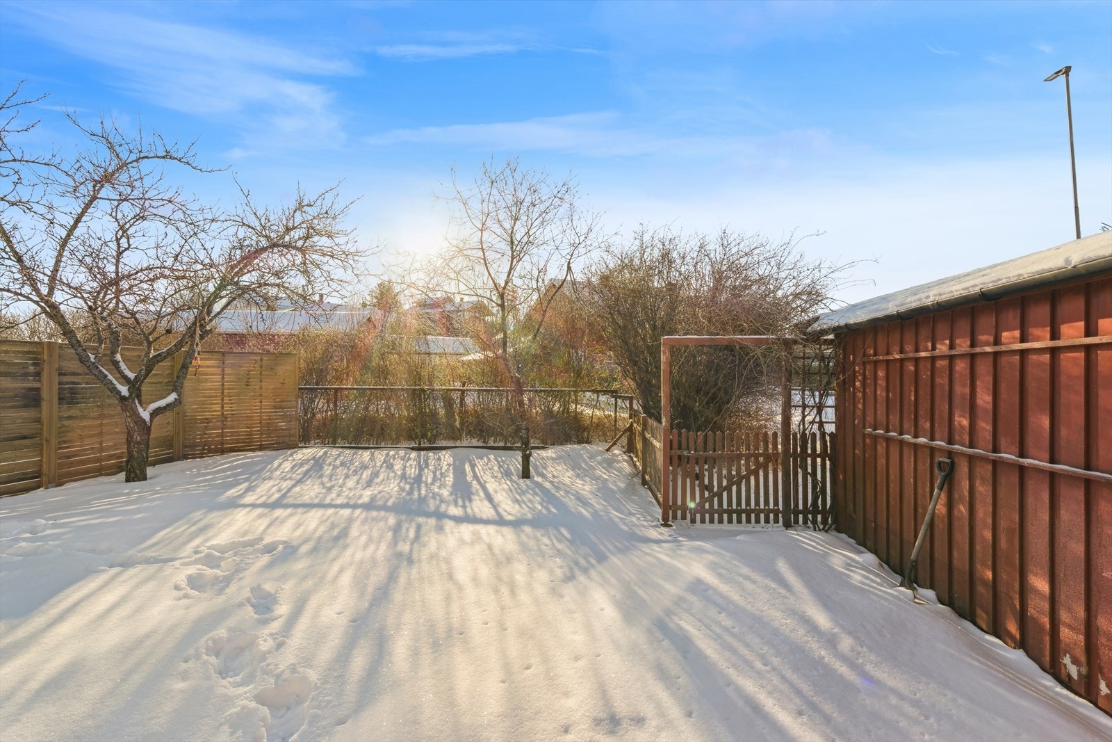 Tomten er flat og opparbeidet med plen, noe som gir gode muligheter for lek og uteaktiviteter. Galleribilde