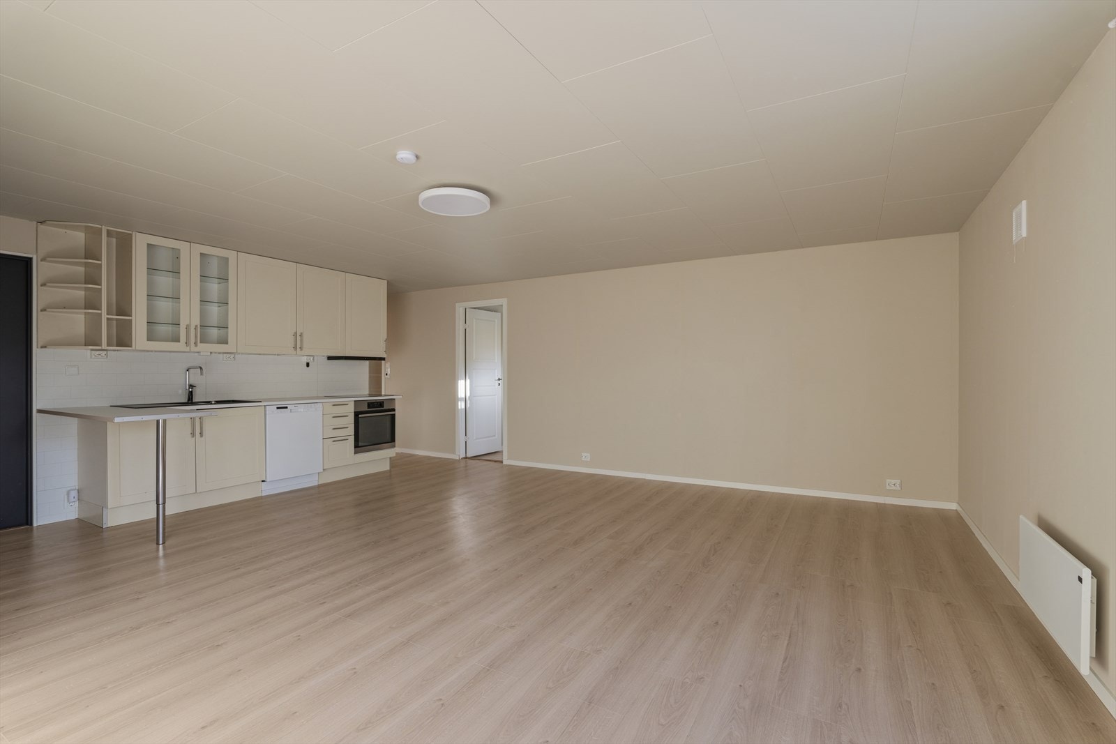 Hoveddelen har en åpen stue- og kjøkkenløsning med gjennomgående laminatgulv. Galleribilde