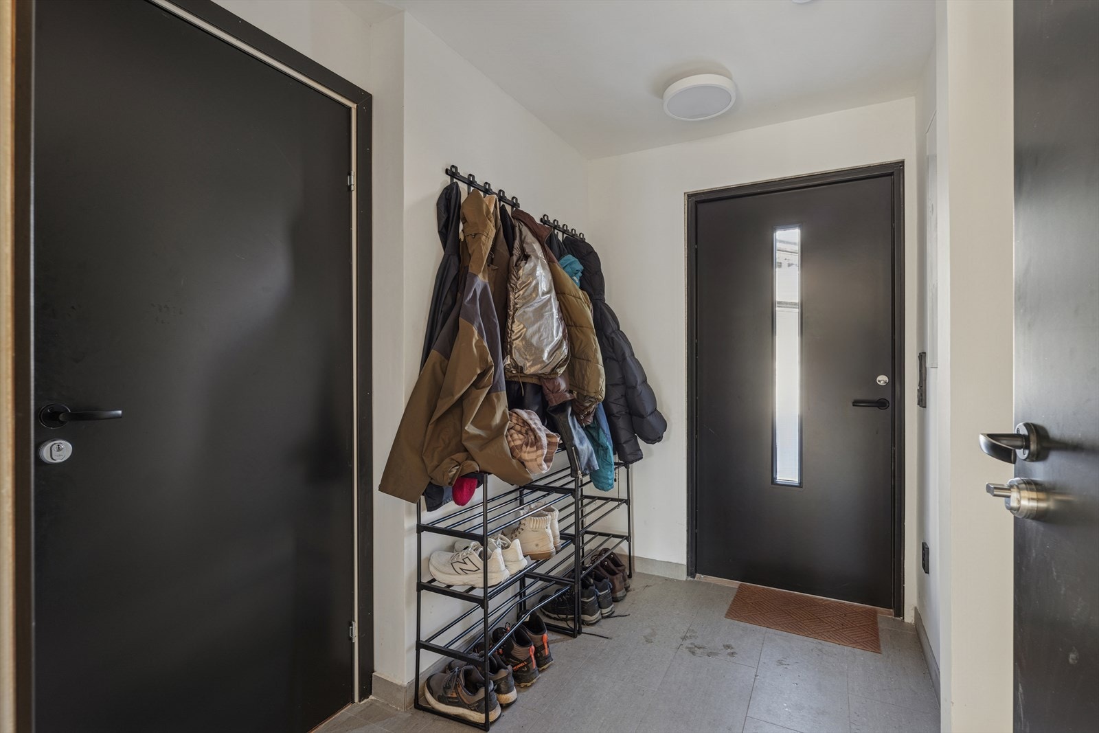 Felles entré som gir adkomst til boligens to separate enheter. Hovedytterdøren er fra 2024. Galleribilde