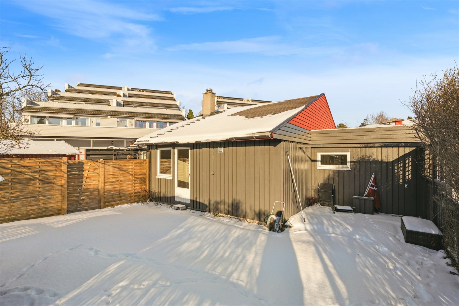 Fra stuen i hoveddelen er det utgang til en skjermet platting og hage. Galleribilde