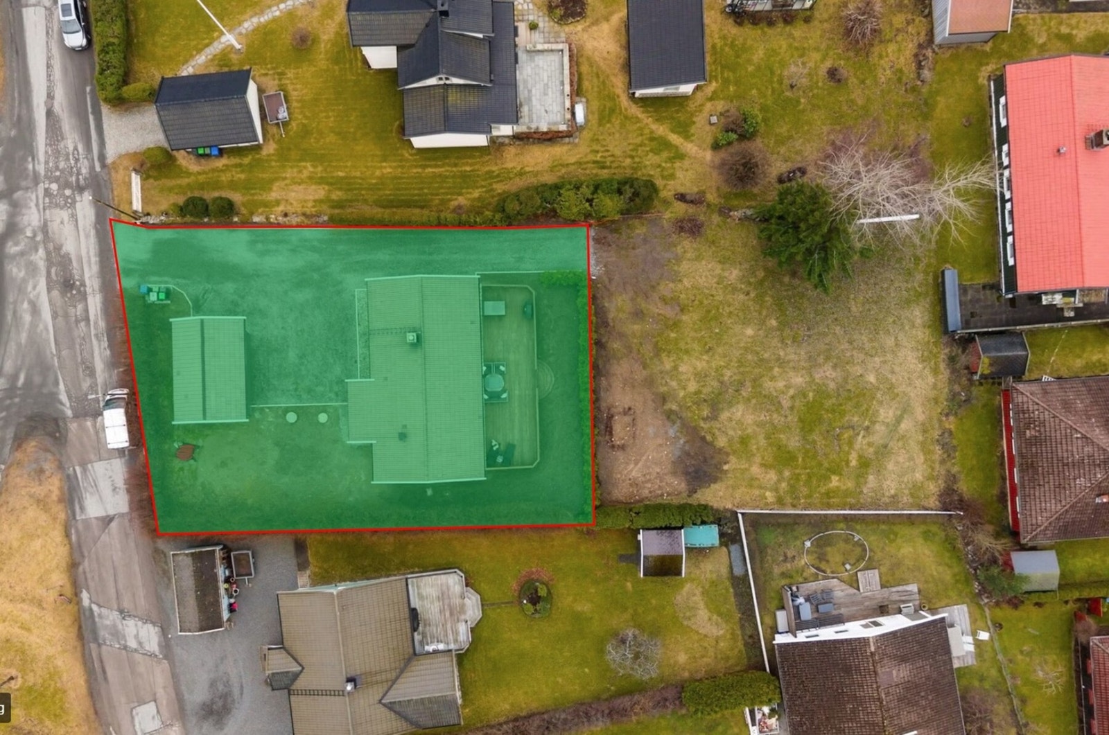 Dronebilde med tomtemarkering av boligen som selges. Tomteareal ca. 850 m2 inkl. felles innkjøring til seksjon 2. Galleribilde
