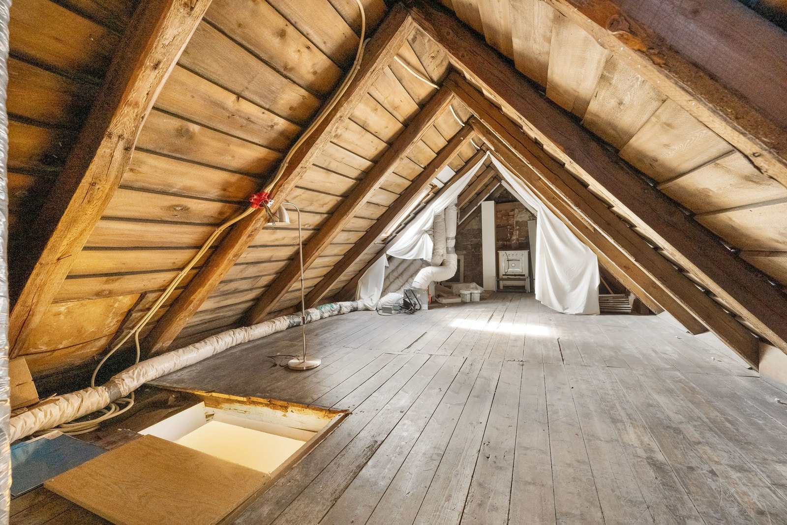 Leiligheten har en eksklusiv tilgang til stort lagringsloft. Galleribilde