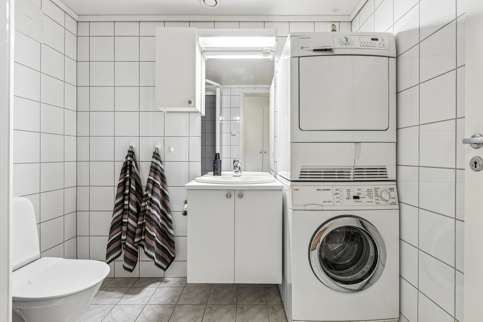 Det er også gulvvarme på badet. Rommet fremstår praktisk innredet med god utnyttelse av plassen. Galleribilde