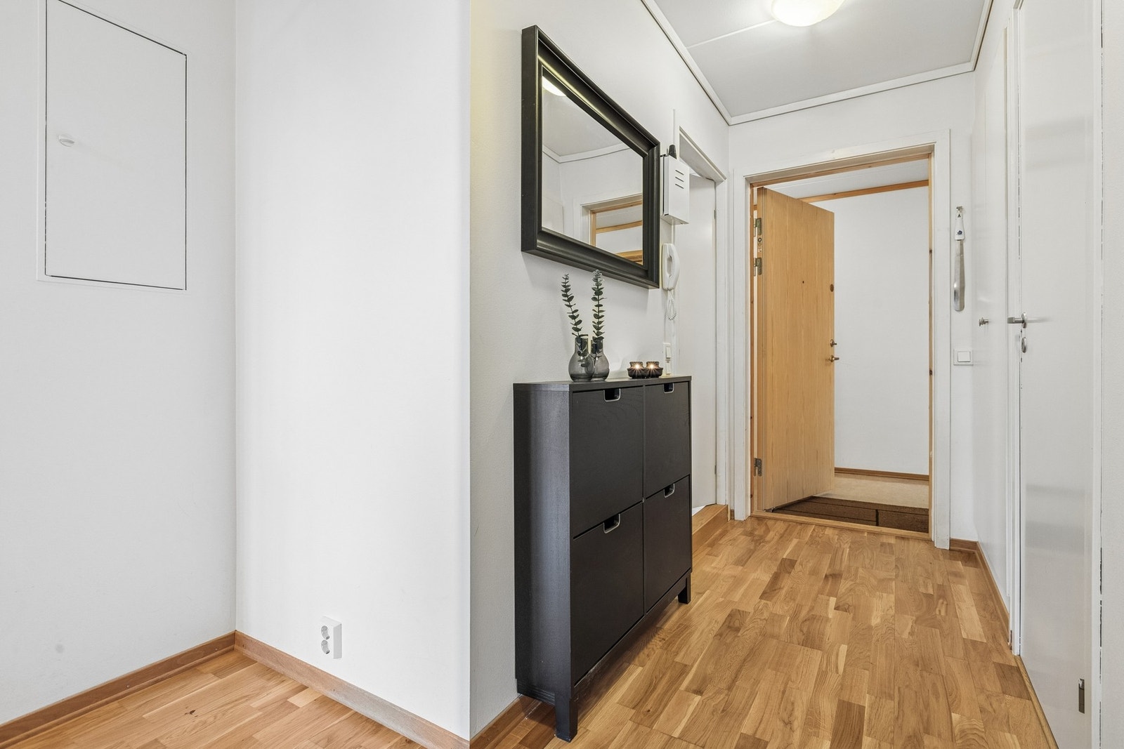 Boligen ligger i 4. etasje og har adkomst via felles trappeoppgang med heis. Galleribilde