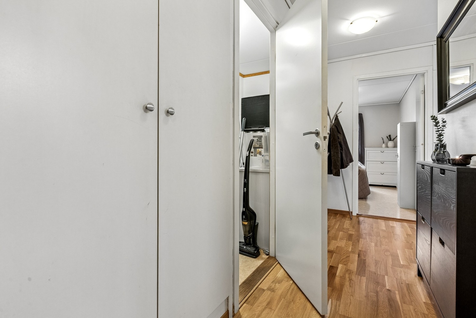 Leiligheten har en lys og innbydende entré med plass til oppbevaring av yttertøy og sko i svært romslig bod. Galleribilde