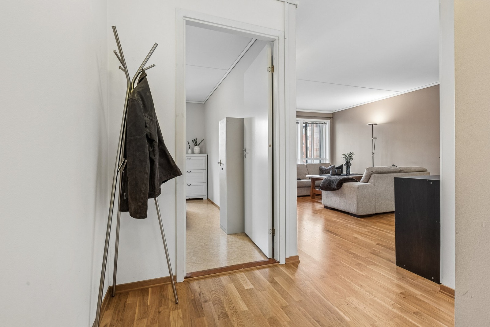 Fra entréen er det adkomst til bad, bod, soverom og videre inn til stue/kjøkken Galleribilde