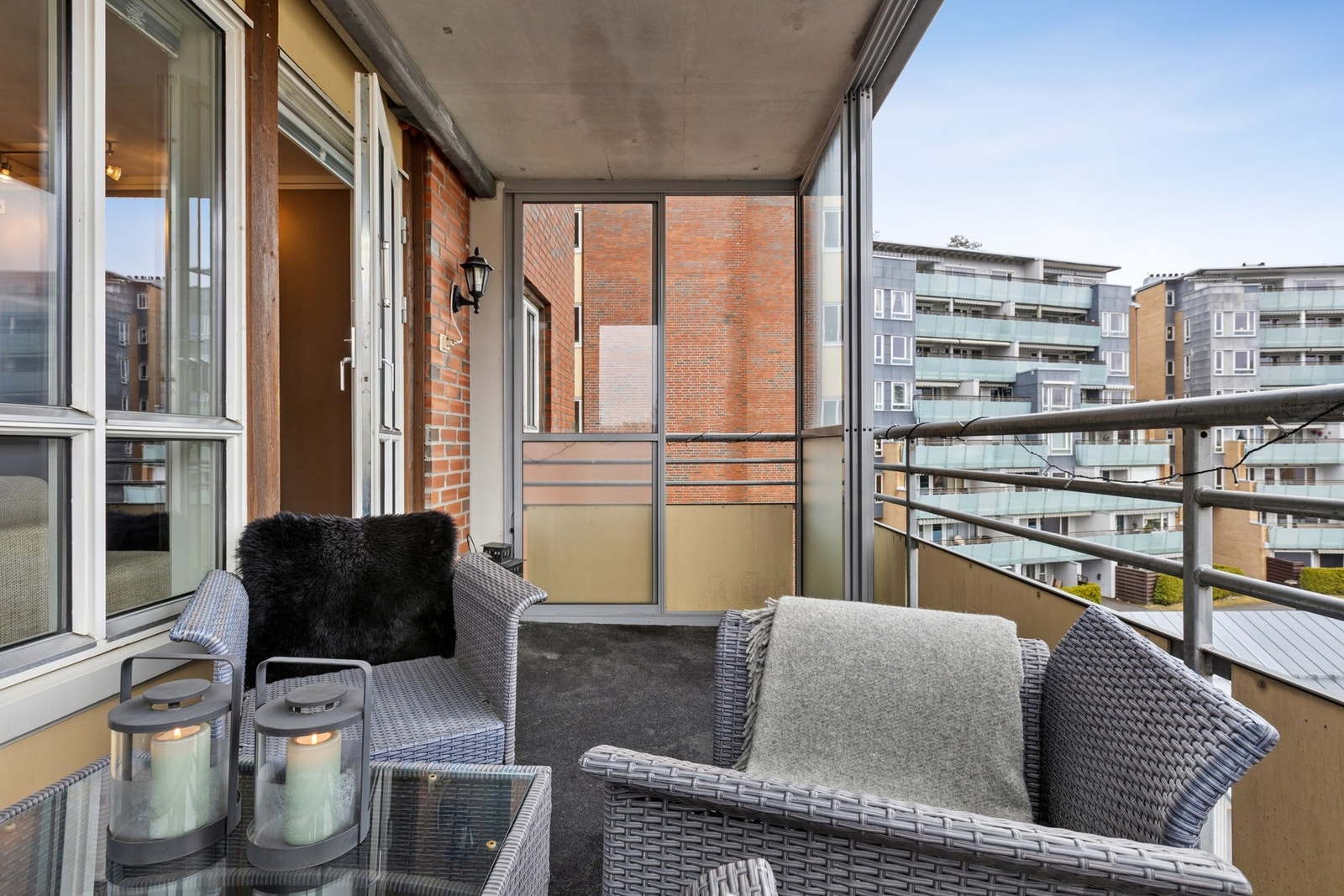 Balkongen fungerer som en fin forlengelse av stuen og har plass til enkel møblering. Galleribilde