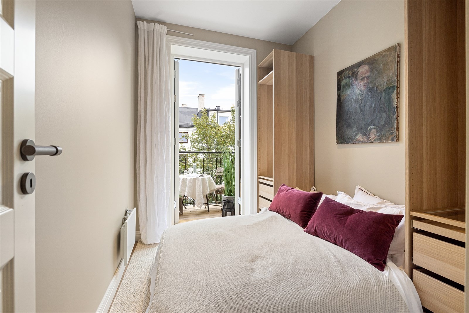 Soverom med garderobe mot stille gårdsrom. Galleribilde