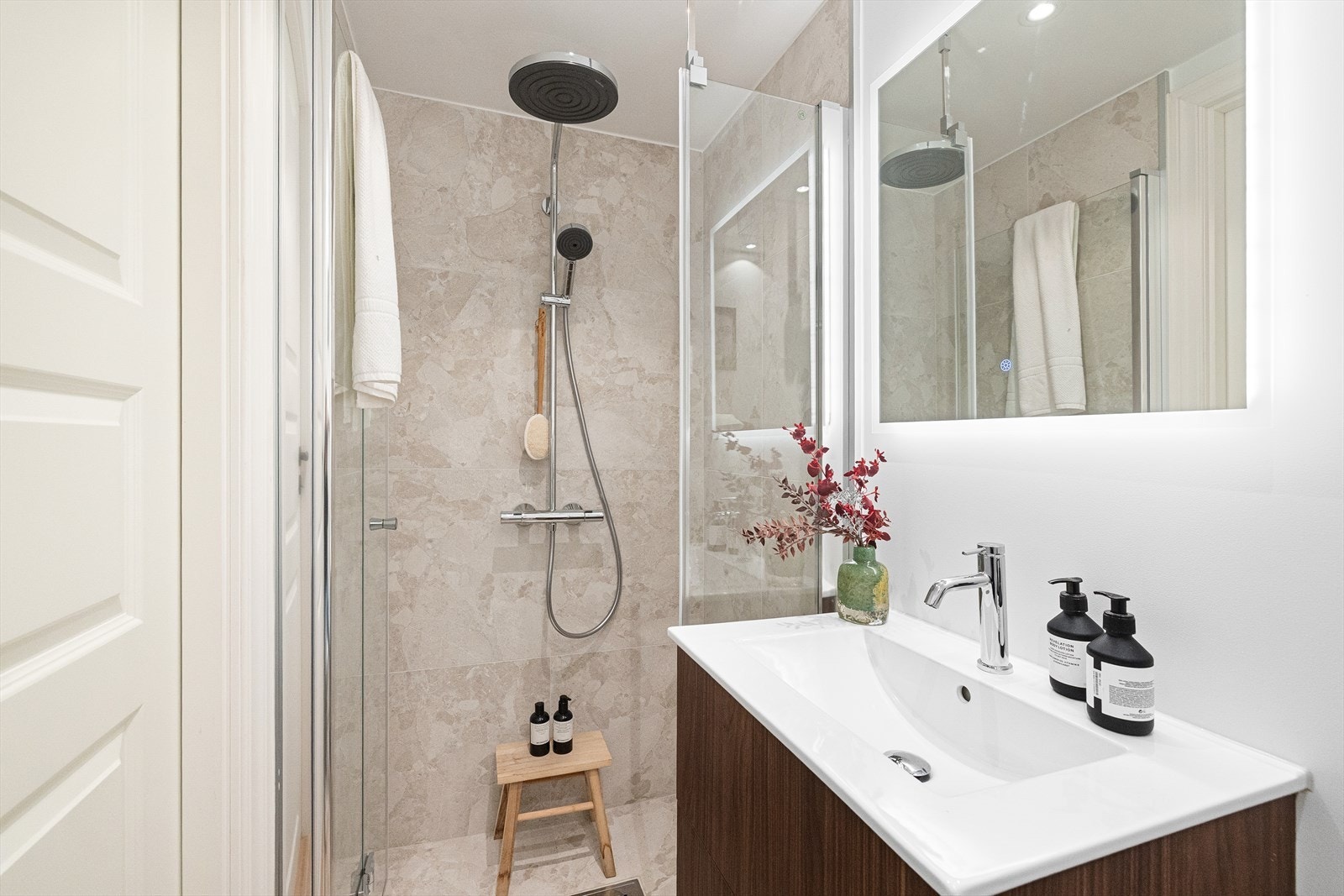 Nytt bad fra 2025 med fliser og malte flater på vegger, malt himling og fliser på gulv. Galleribilde