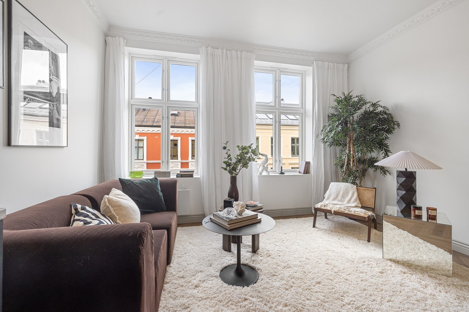 Leiligheten oppleves svært innbydende med moderne og tidsriktige farger. Galleribilde