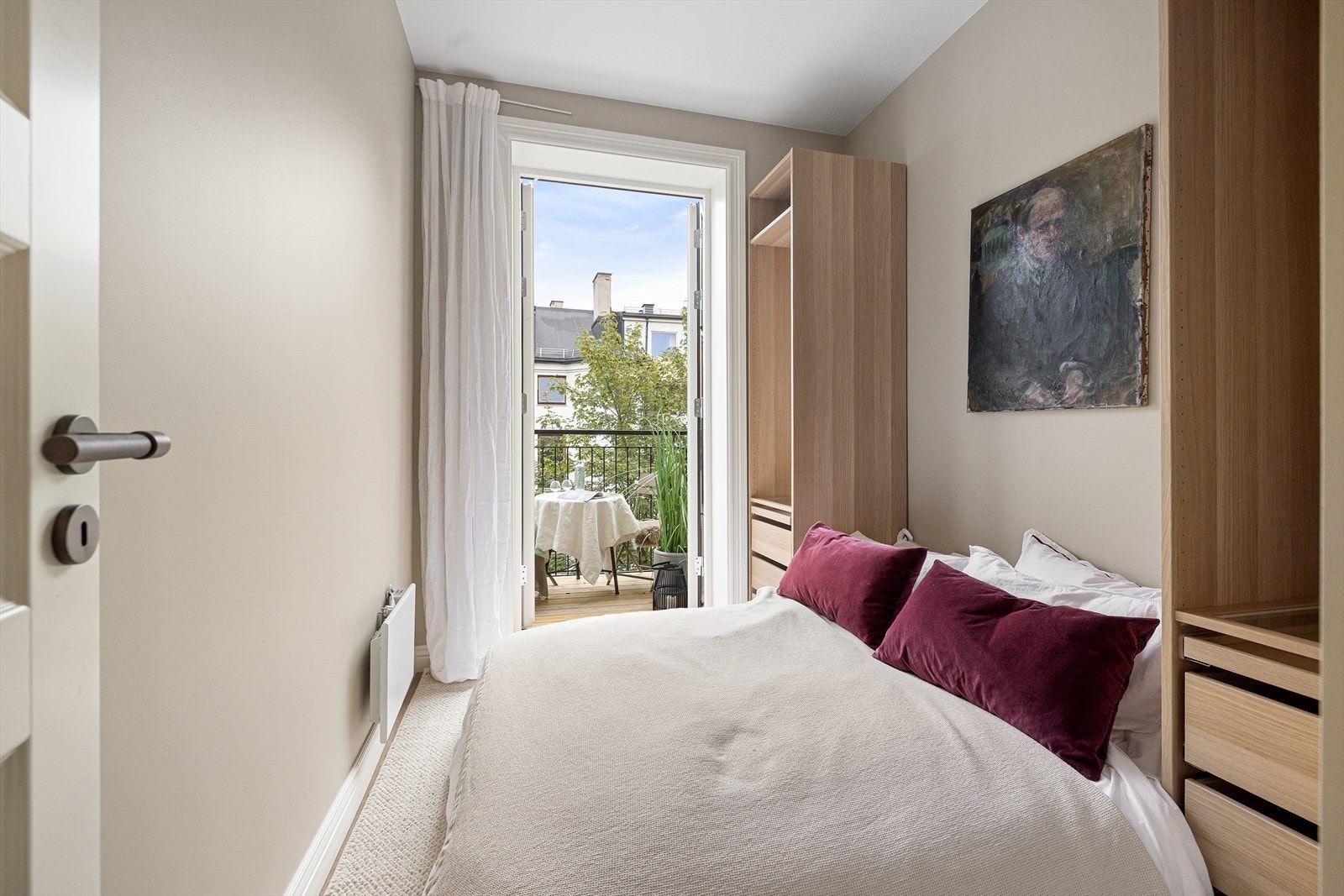 Lyst og luftig soverom med direkte utgang til en herlig balkong på ca 3 kvm. Galleribilde