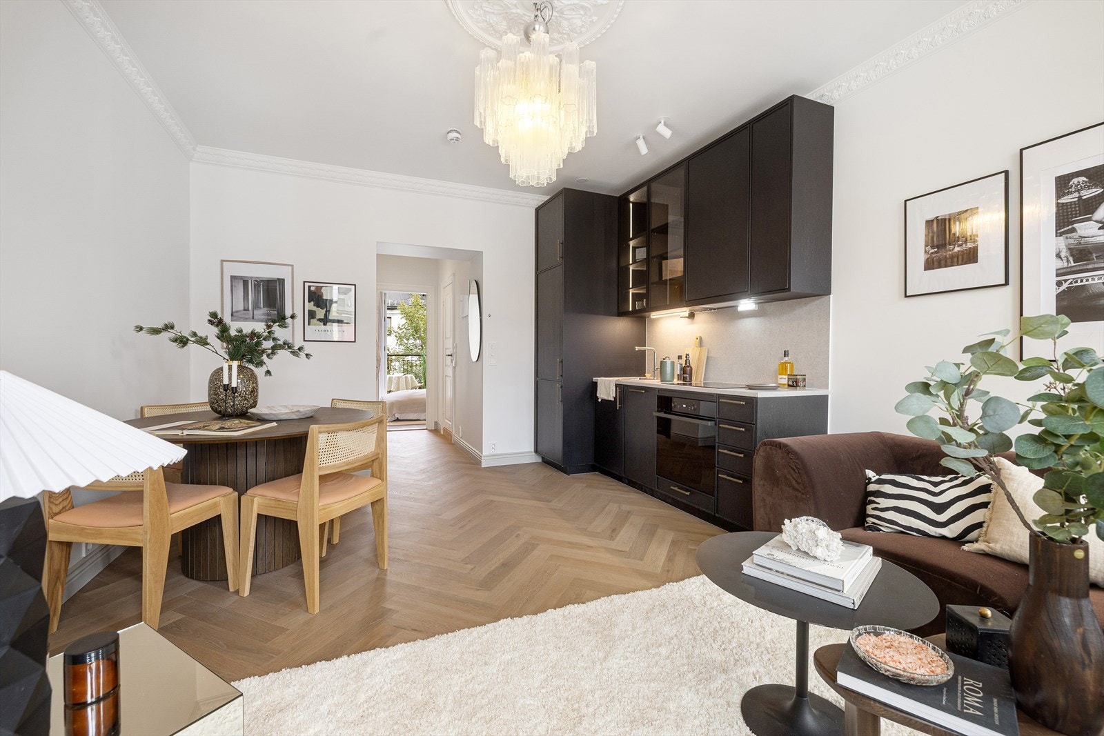 Stue med flere soner. Galleribilde