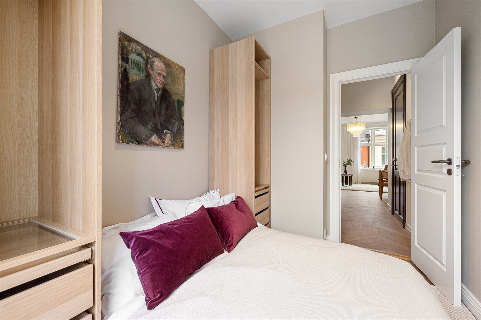 Soverom med dobbeltseng og to garderober. Galleribilde