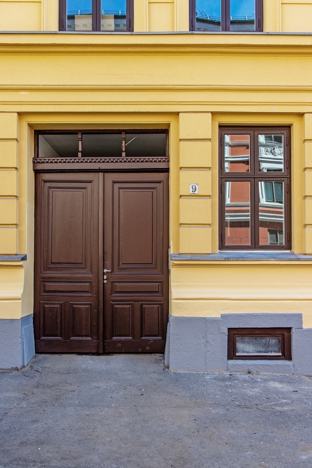 Innbydende inngangsparti med porttelefon. Galleribilde