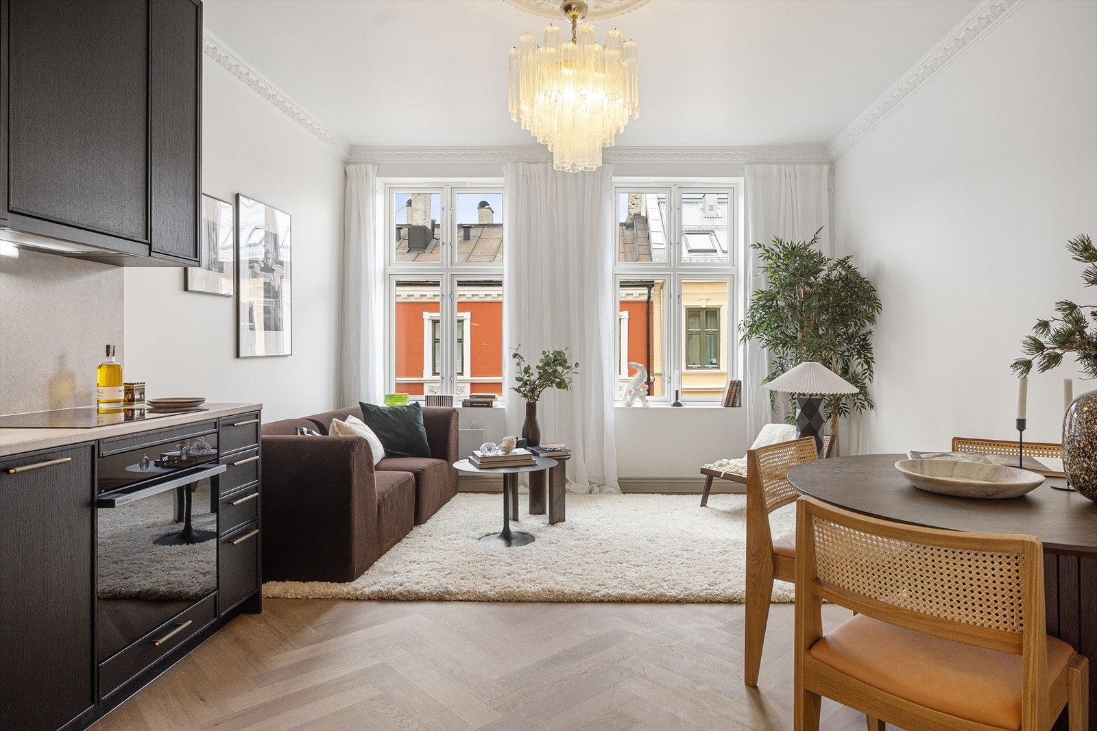 Lys og luftig stue med nye store vindusflater som slipper inn rikelig med naturlig lys. Galleribilde