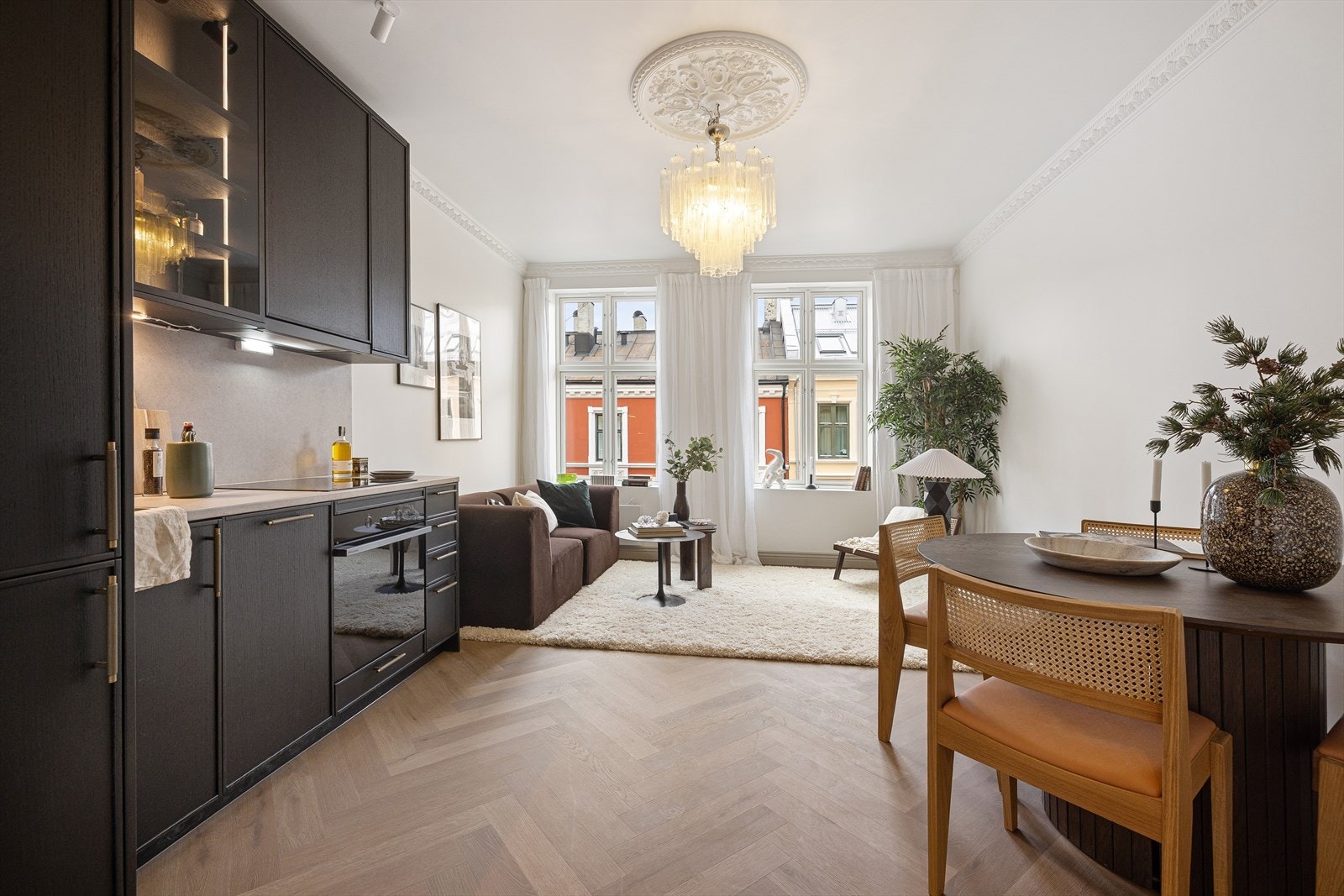 Benjamin Ådna v/Nordvik har gleden av å presentere denne lekre og klassiske 2-roms leiligheten i byggets 4. etasje. Foto: Walsowork AS. Galleribilde