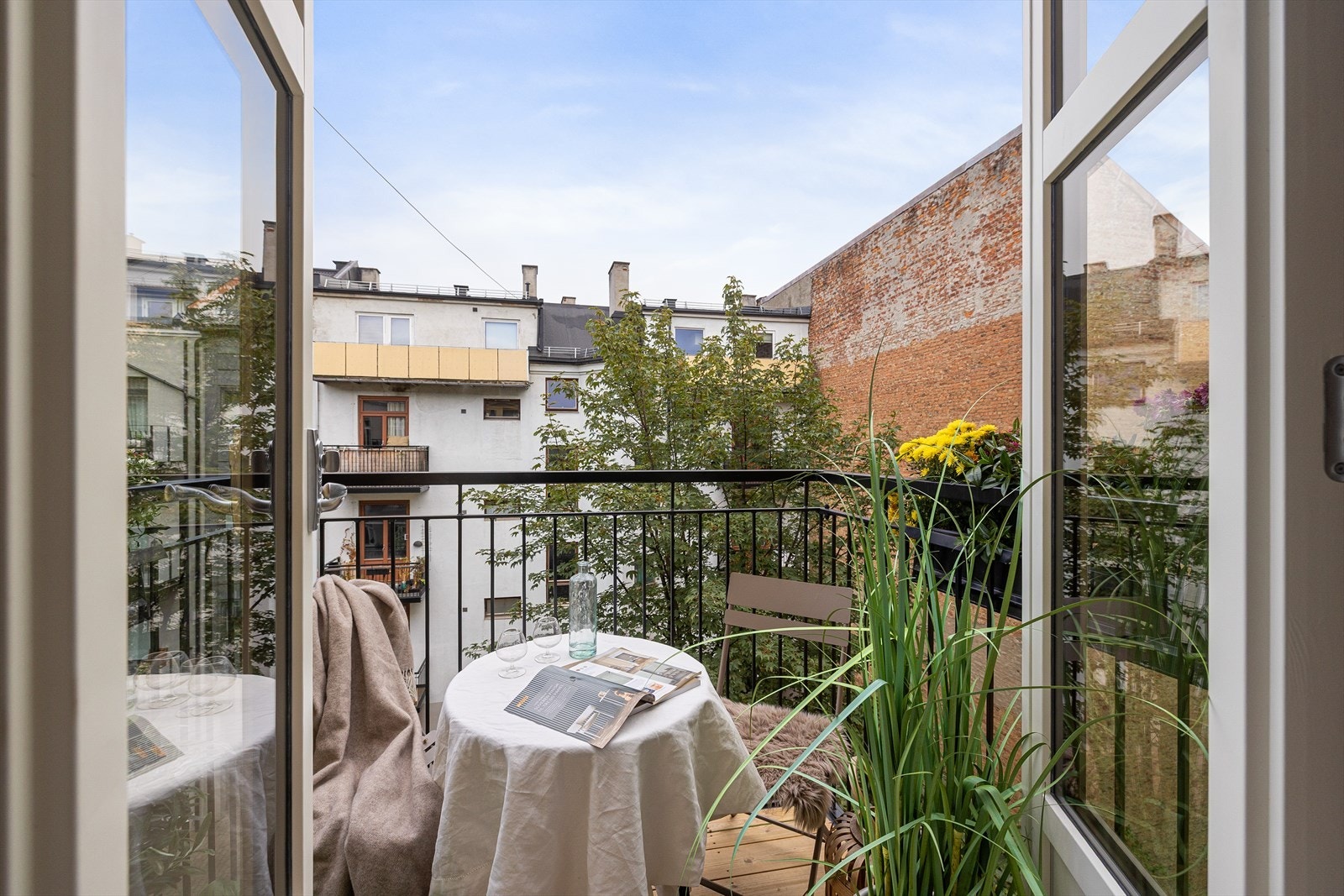 Ny balkong mot bakgård med sol til ca. kl. 13 (sommer). Galleribilde