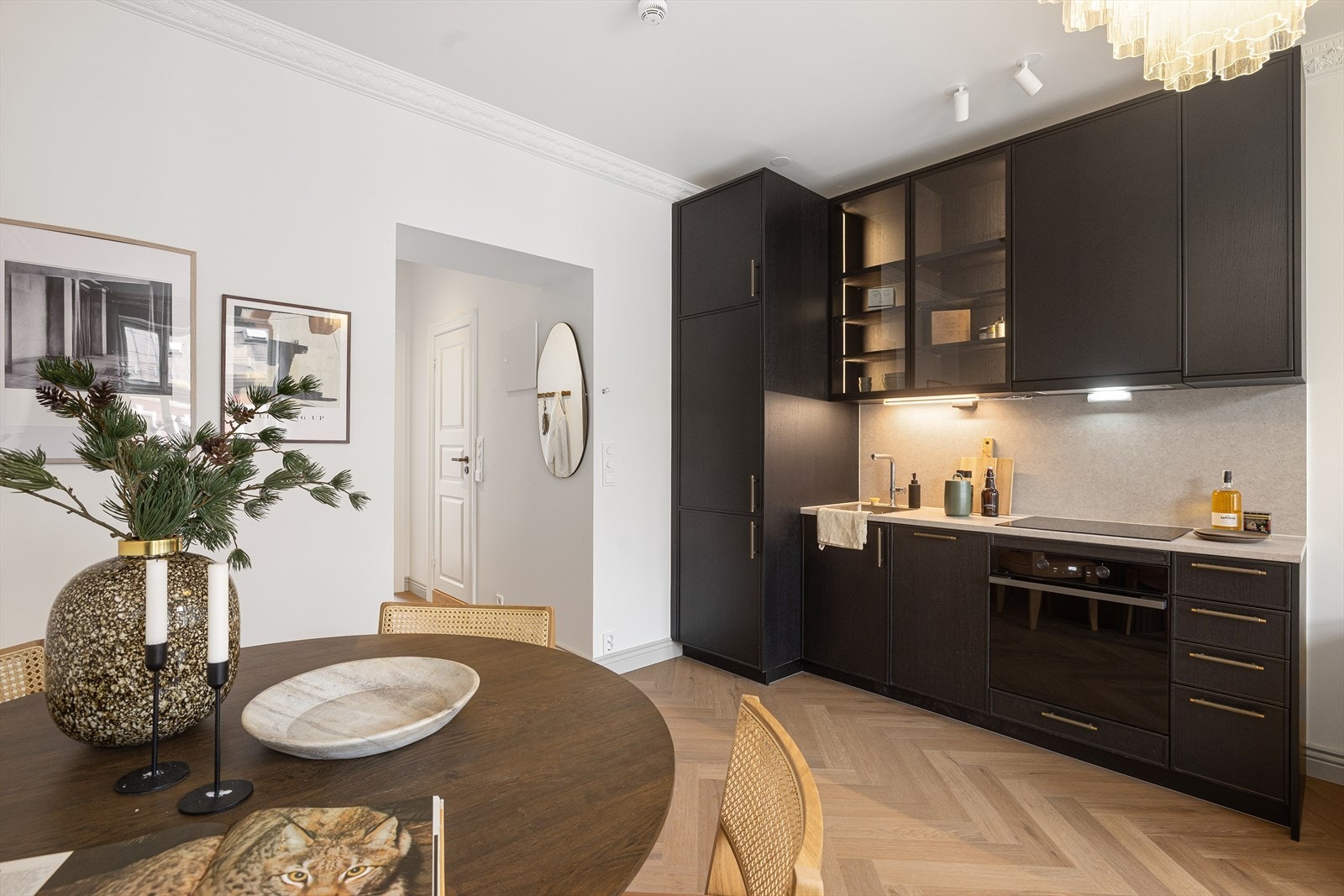 Stilrent kjøkken fra Bekkestua kjøkkensenter med integrerte hvitevarer. Galleribilde