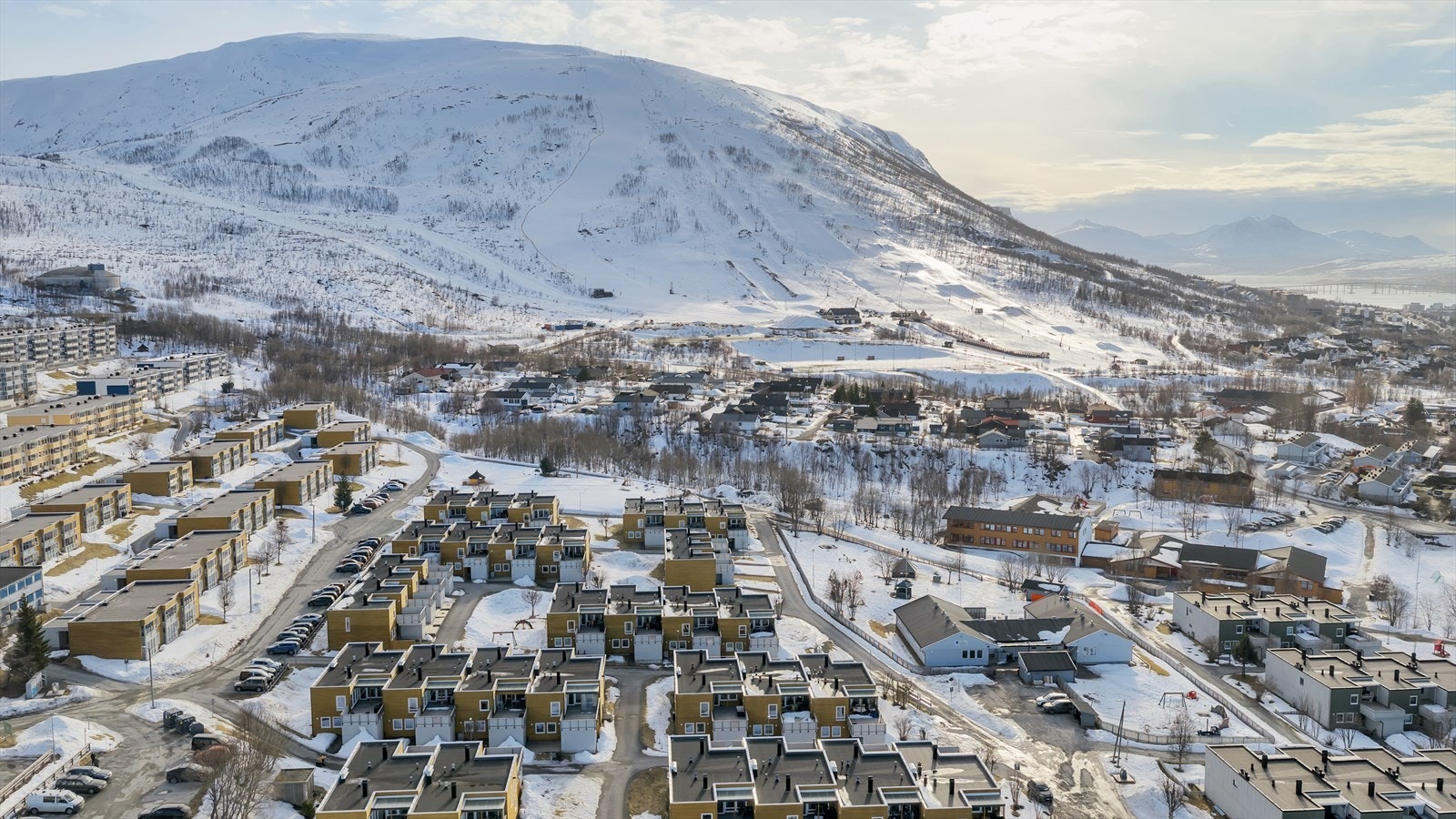 Her bor du i et rolig bomiljø med lav trafikal belastning. Kort vei til lekeplasser, skoler og barnehager. Perfekt for barnefamilier! Galleribilde